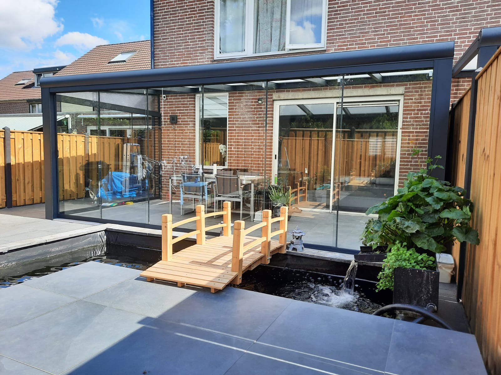 Aluminium veranda met glazen schuifwanden bij een woning