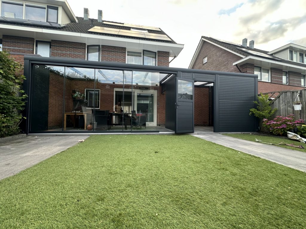 Veranda in aangelegde tuin